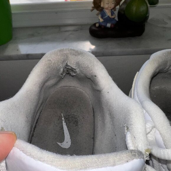 USED Nike Air Baseline Low Men’s 7.5 Basketball Shoes White Silver 386240-111 - Picture 4 of 8